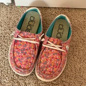 Girls sprinkle hey dude Wendy